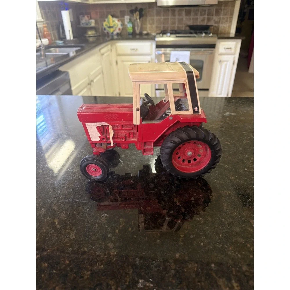 ERTL Vintage International Harvester 1586 Die-Cast Metal Toy Tractor 1:16 #BK3
